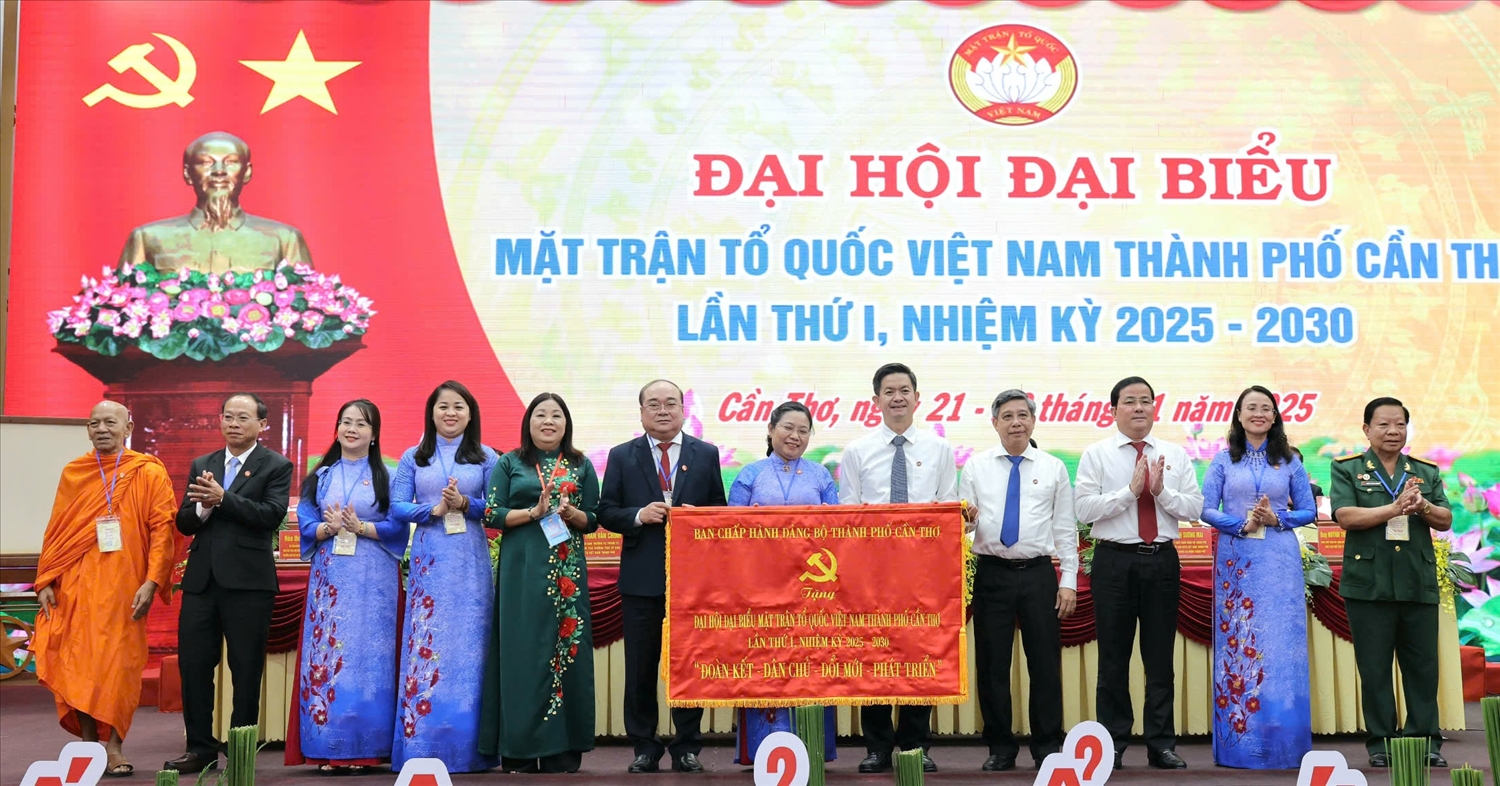 Đại diện Thườnng trực Thành uỷ TP. Cần Thơ tặng bức trướng đến Đại hội 