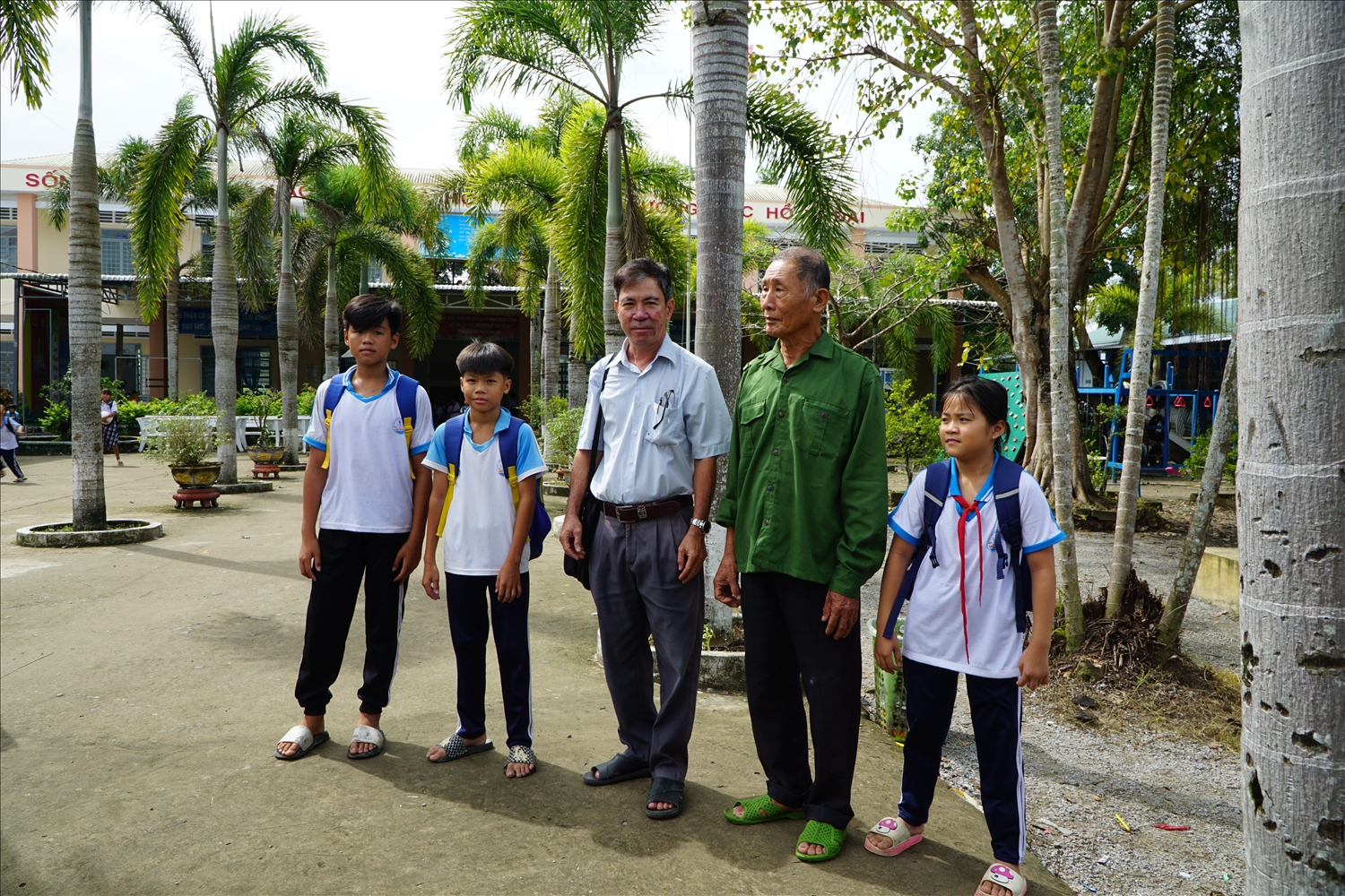 Mỗi khi ông Vạn ghé qua thăm Trường Tiểu học Long Thạnh 2 trường, thầy và trò đều quấn quýt theo ông trò chuyện 