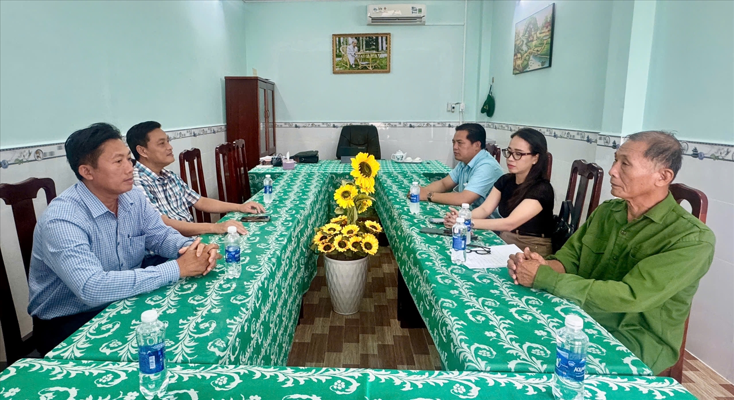 Một buổi trò chuyện, trao đổi thông tin cơ sở giữa Đảng uỷ, UBND xã Long Thạnh với Người có uy tín 