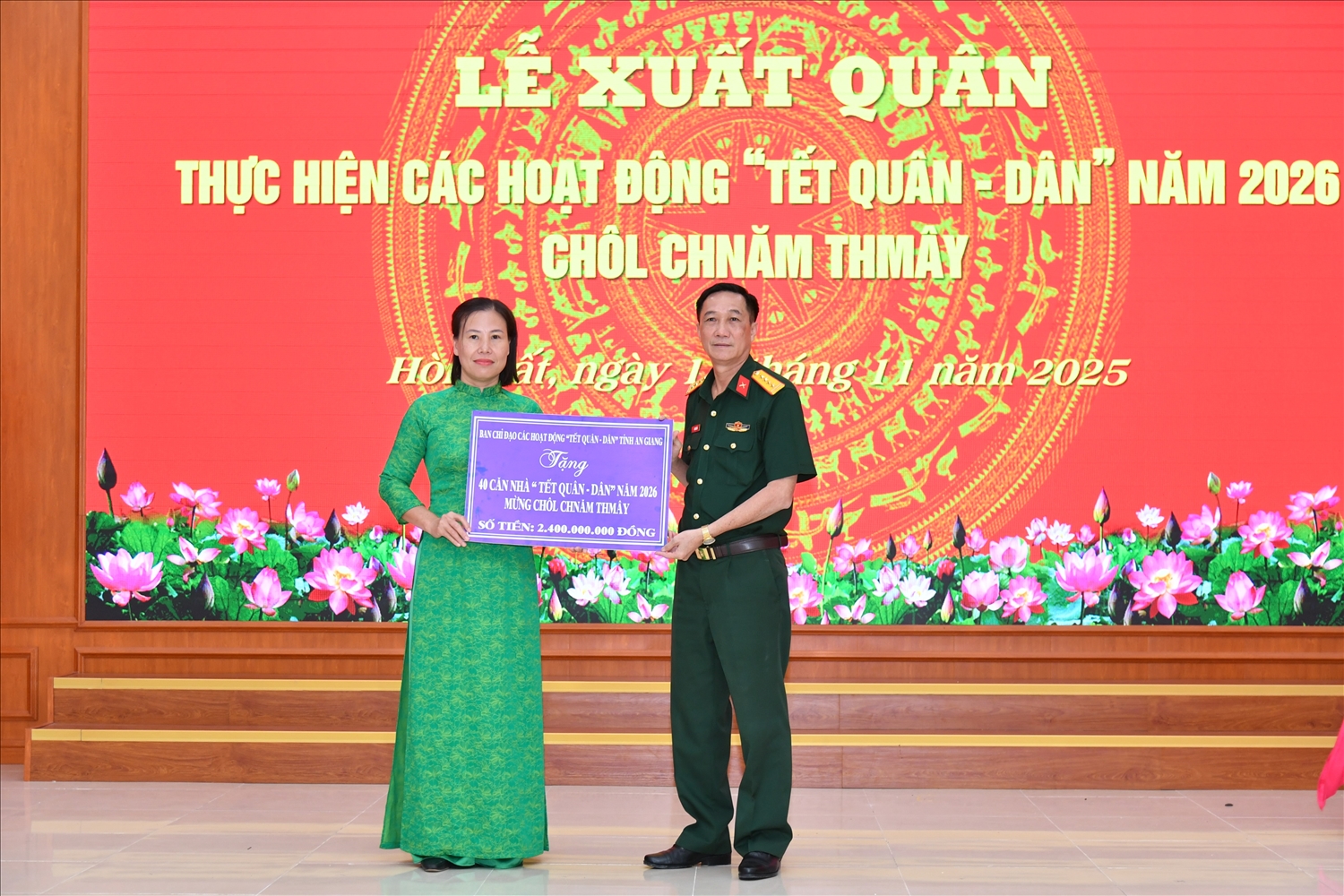 Ban Chỉ đạo "Tết Quân - Dân" tỉnh đã trao bảng tượng trưng hỗ trợ kinh phí xây dựng nhà cho UBND xã Hòn Đất