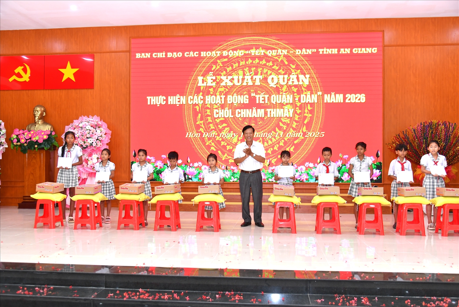 Hội nạn nhân chất độc da cam/ Dioxin tỉnh trao tặng quà và học bổng cho các em học sinh dân tộc Khmer vượt khó, học giỏi trên địa bàn xã Hòn Đất