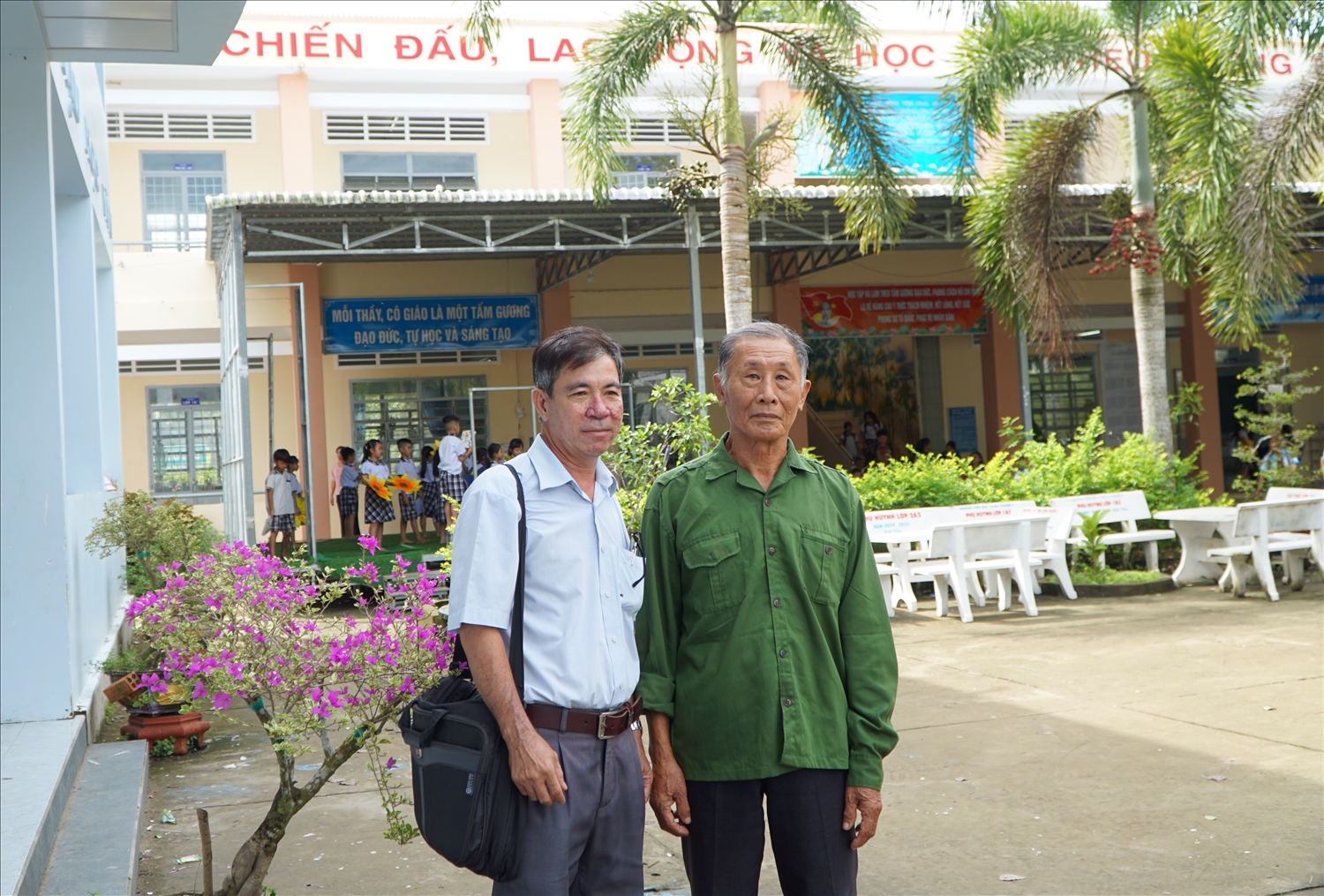 Thầy Phước lo ngại - sau thế hệ chúng tôi không biết có cách nào để ghi nhớ đất xây trường này là do ông Vạn hiến tặng 