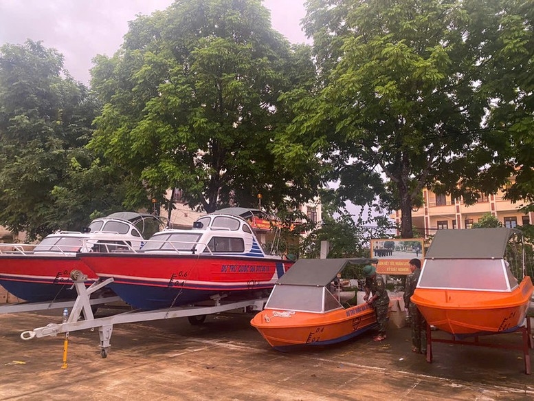 Nhiều xuồng, bè được xuất cấp kịp thời đến các tỉnh bị ngập, lụt (Ảnh MH).