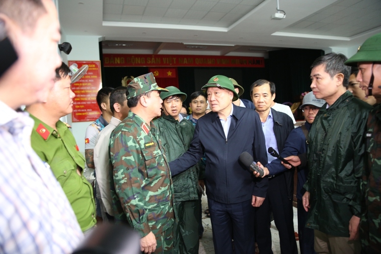 Phó Thủ tướng Thường trực Chính phủ Nguyễn Hòa Bình thăm hỏi, động viên các lực lượng chức năng đang ứng trực, triển khai nhiệm vụ chống lũ - Ảnh: VGP/Nguyễn Hoàng