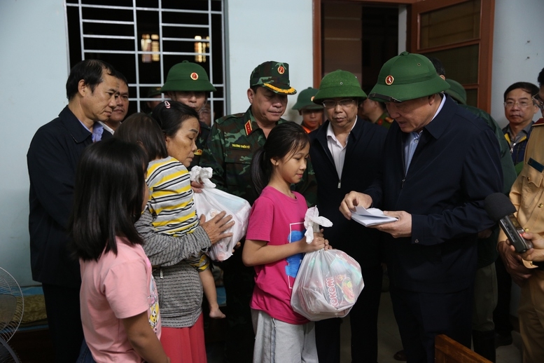 Phó Thủ tướng Thường trực Chính phủ Nguyễn Hòa Bình tặng quà người dân bị ảnh hưởng