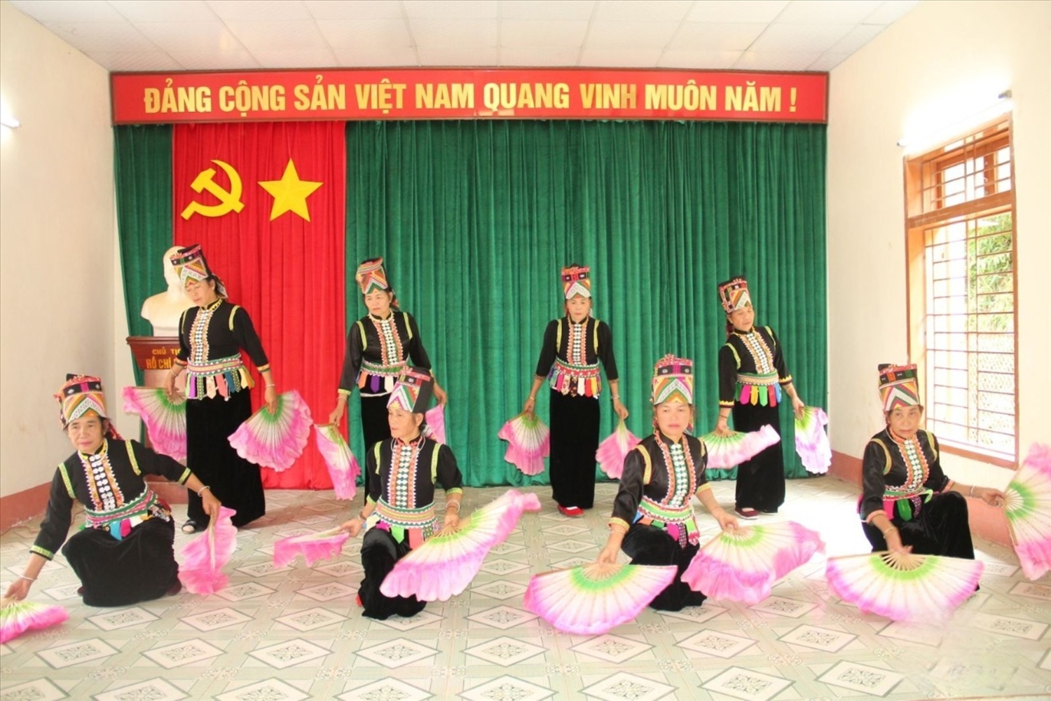 Hằng năm xã Mường Khiêng hỗ trợ kinh phí để 2 đội văn nghệ bản Song hoạt động.