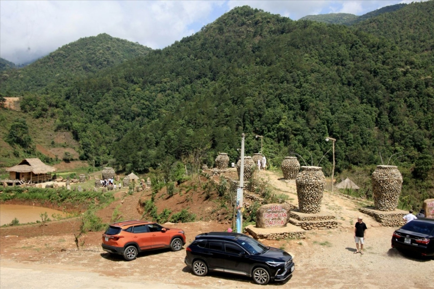 Lấy cảm hứng từ chum rượu cần, bản Kẻ, xã Ngọc Chiến đã xây dựng khu Chum Đá Lẩu Xá gồm 23 chiếc chum, kích thước lớn nhất cao 3m, nhỏ nhất cao 1,5m làm điểm nhấn trong kế hoạch phát triển du lịch của bản.