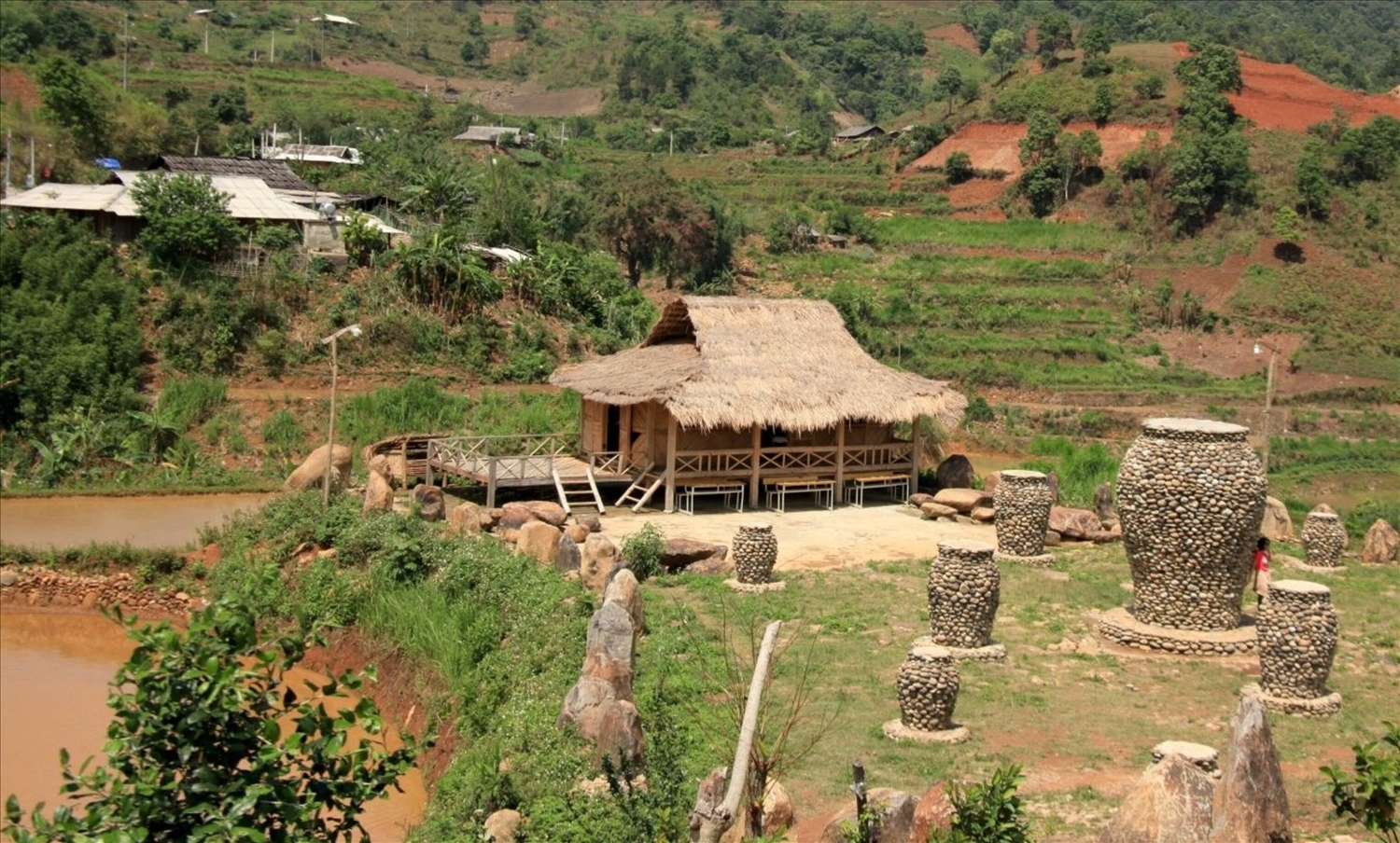 Lấy cảm hứng từ chum rượu cần, bản Kẻ, xã Ngọc Chiến đã xây dựng khu Chum Đá Lẩu Xá gồm 23 chiếc chum, kích thước lớn nhất cao 3m, nhỏ nhất cao 1,5m làm điểm nhấn trong kế hoạch phát triển du lịch của bản.