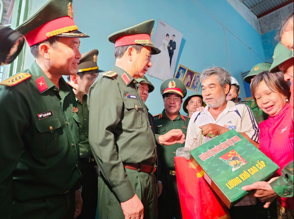 Đại tướng Phan Văn Giang thăm và tặng quà gia đình ông Nguyễn Văn Tám ở xã Tuy Phước Đông, tỉnh Gia Lai. (Ảnh: T.N)