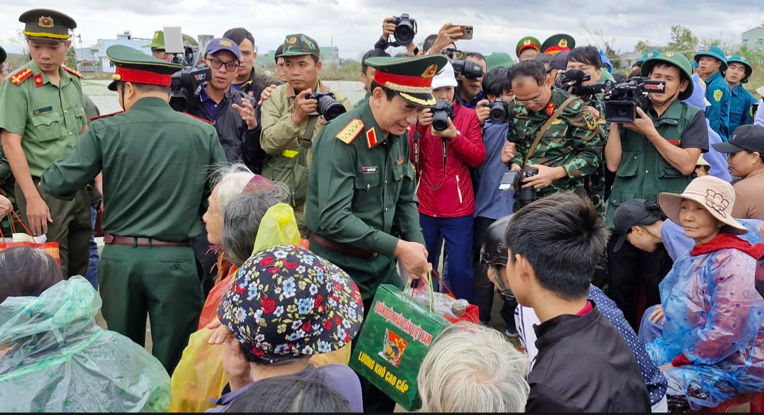 Đại tướng Phan Văn Giang tặng quà cho bà con vùng lũ xã Tuy Phước, tỉnh Gia Lai. (Ảnh: T.N)