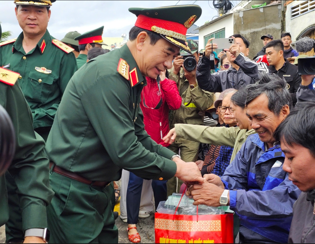 Đại tướng Phan Văn Giang tặng quà cho bà con vùng lũ xã Tuy Phước Đông, tỉnh Gia Lai. (Ảnh: T.N)