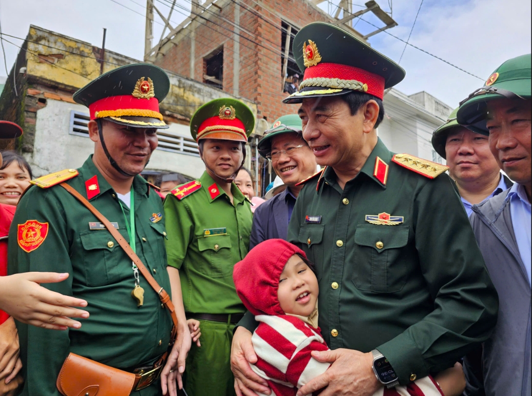 Đại tướng Phan Văn Giang ân cần thăm hỏi, động viên bà con vùng lũ xã Tuy Phước Đông, tỉnh Gia Lai sớm vượt qua khó khăn. (Ảnh: T.N)