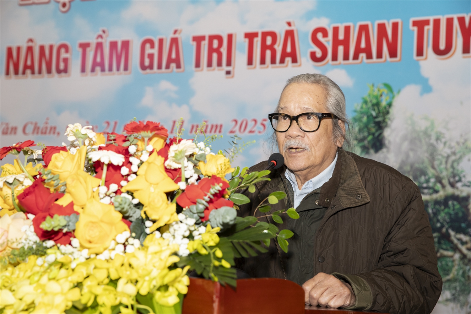 Ông Lê Huy Cường, Hội Cây Di sản Việt Nam (Hội Bảo vệ thiên nhiên và môi trường Việt Nam) trình bày tham luận tại Hội thảo