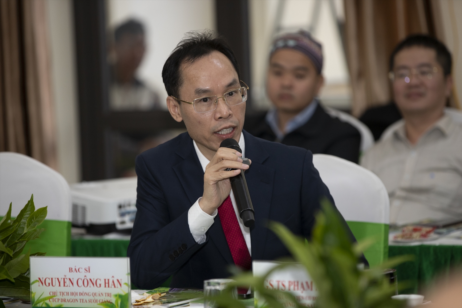 Ông Nguyễn Công Hân, Chủ Tịch Hội Đồng Quản Trị Công ty Cổ phần Dragon Tea Suối Giàng cho biết, búp chè Shan Tuyết rất nhạy cảm; ngay sau khi hái, quá trình oxy hóa diễn ra mạnh, làm mất nhanh các nội chất quý, muốn nâng tầm thương hiệu Shan Tuyết Giàng Cao, cần rút ngắn tối đa thời gian vận chuyển từ đỉnh núi về nhà máy để giữ trọn nội chất quý giá. Dragon Tea đã ứng dụng công nghệ hiện đại: vận chuyển chè Shan Tuyết bằng drone trên đỉnh núi Suối Giàng.