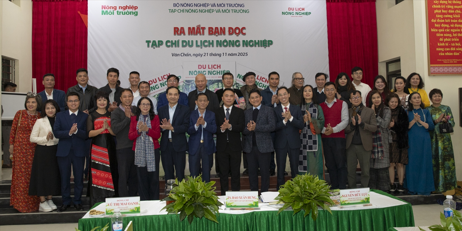 Các đại biểu tham dự Hội thảo chụp ảnh lưu niệm