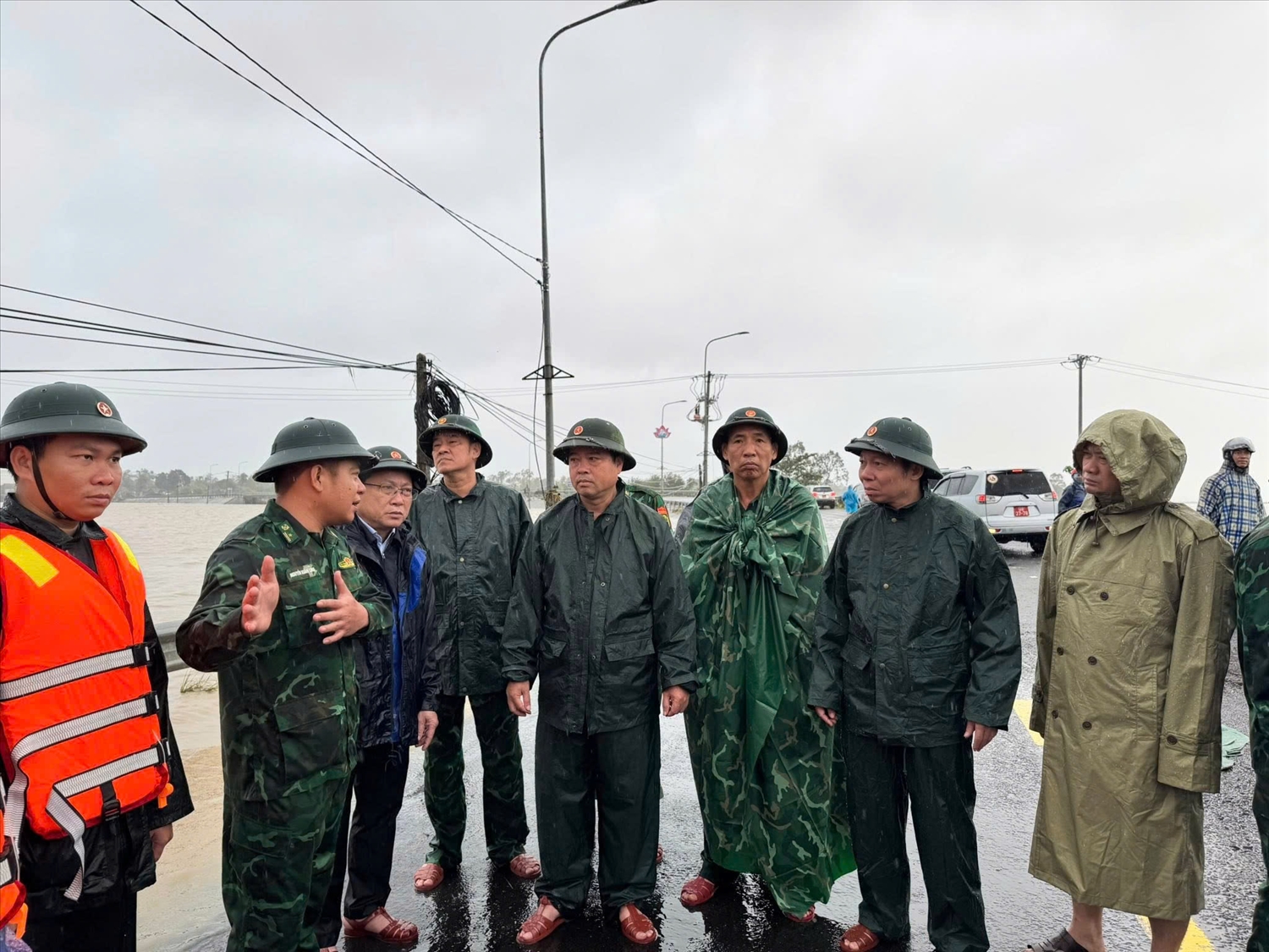 Thiếu tướng Trần Ngọc Hữu và đoàn công tác cơ động đến địa bàn vùng lũ tại Đắk Lắk.
