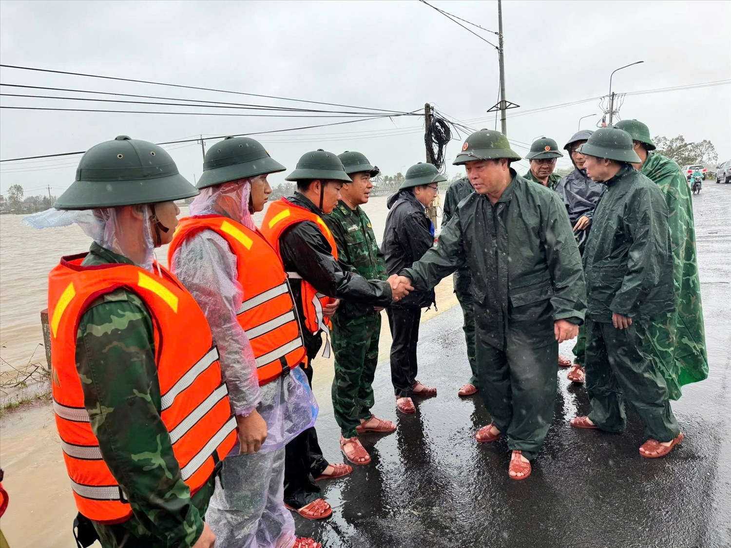Thiếu tướng Trần Ngọc Hữu động viên cán bộ chiến sĩ làm nhiệm vụ cứu hộ