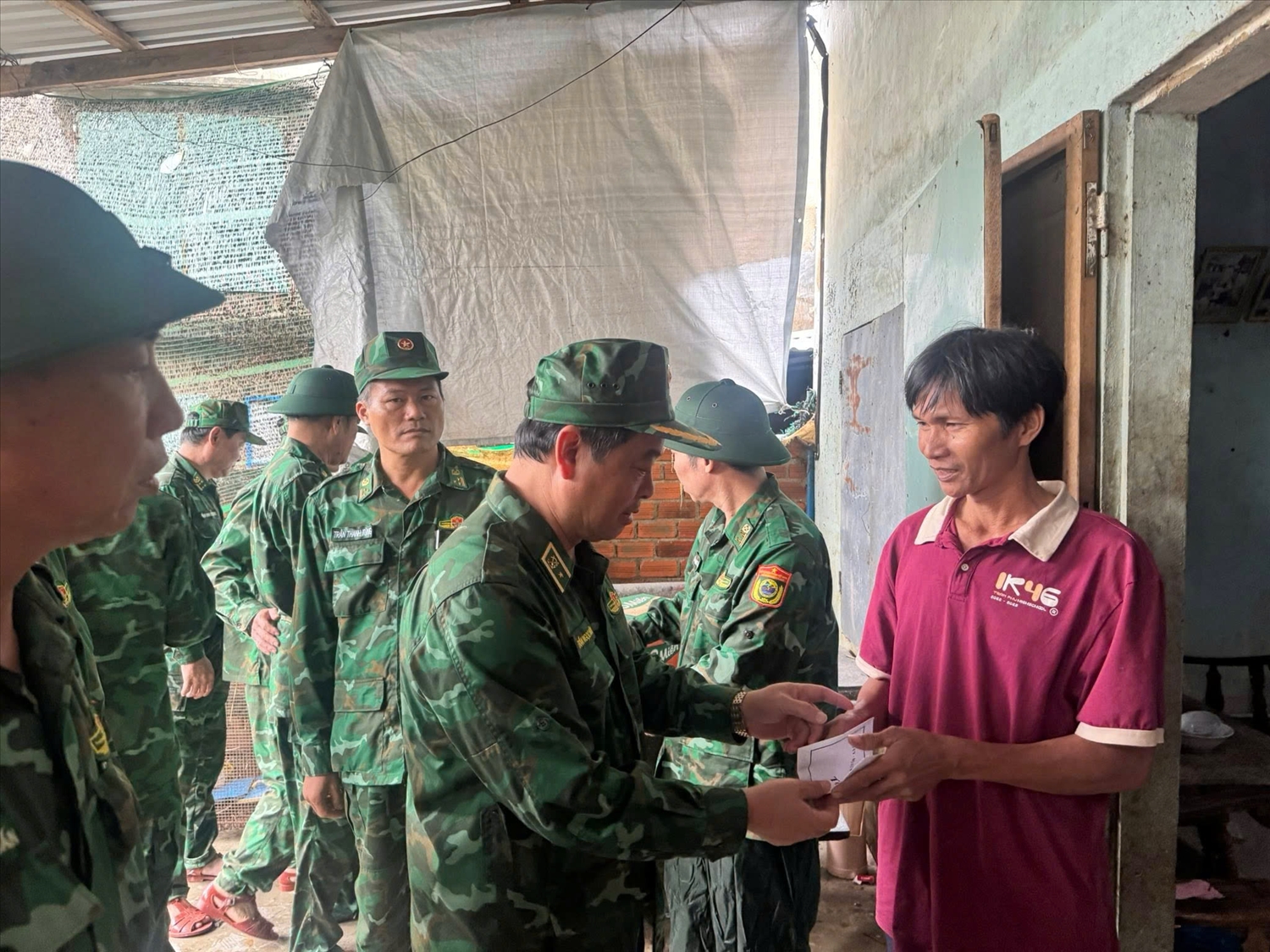 Thiếu tướng Trần Ngọc Hữu thăm, tặng quà động viên hộ dân vùng lũ.