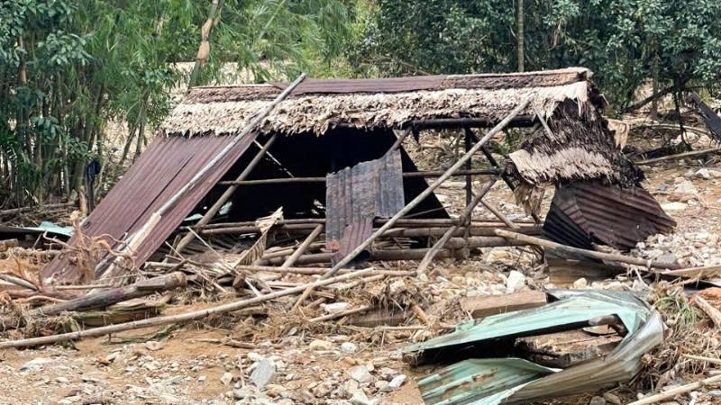 Nhiều căn nhà của các hộ đồng bào ở Trà Tân bị sụp đổ do sạt lở. (Ảnh Hồng Lai)