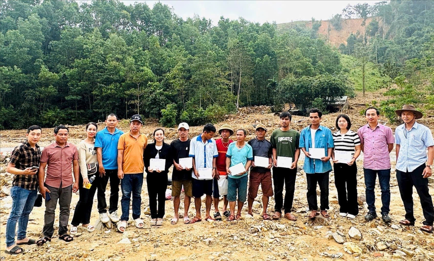 Chính quyền xã Trà Tân đã thống nhất phương án tái định cư cho người dân bị thiệt hại do sạt lở. (Ảnh Hồng Lai)