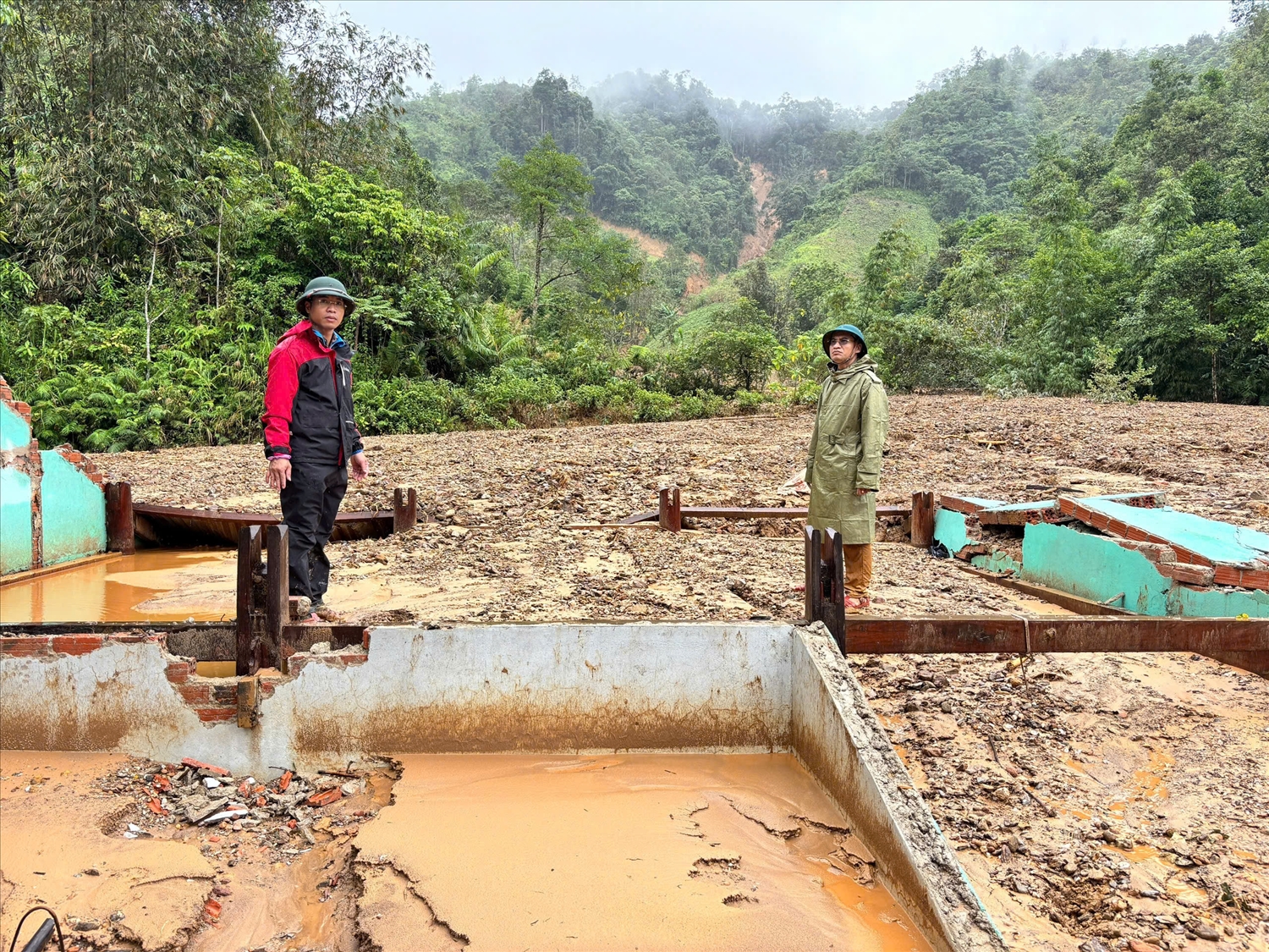 Sạt lở đồi vùi lấp 16 ngôi nhà của đồng bào Cơ Tu ở thôn Atếêp, xã A Vương hồi cuối tháng 10/2025. (Ảnh Tây Giang)