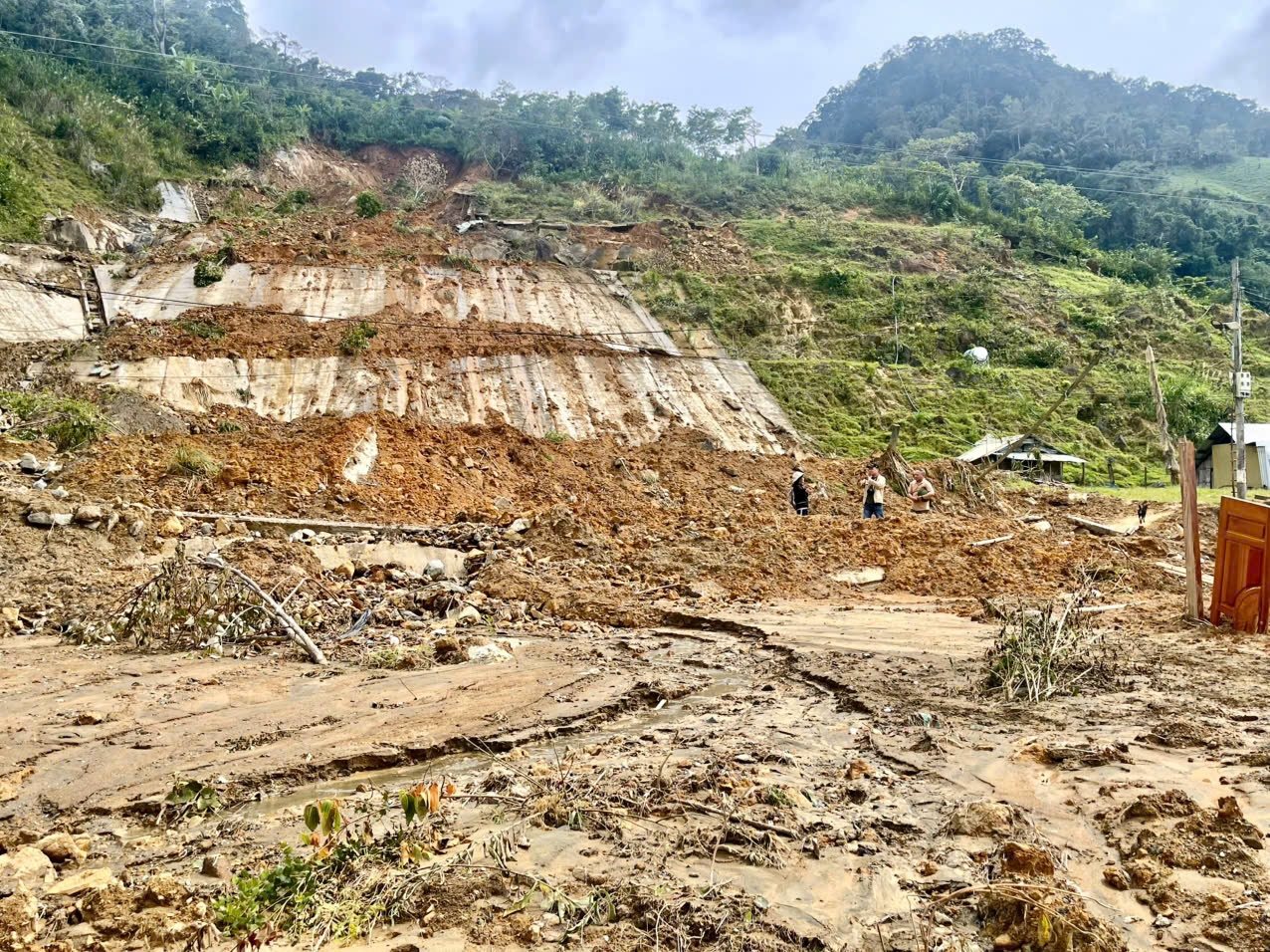 Khu vực xảy ra sạt lở núi tại xã Phước Thành. (Ảnh Huy Trường)