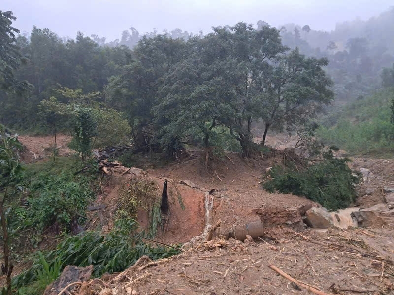 Nhà của người dân bị vùi lấp sau trận sạt lở ở Trà Tân. (Ảnh Hồng Lai)