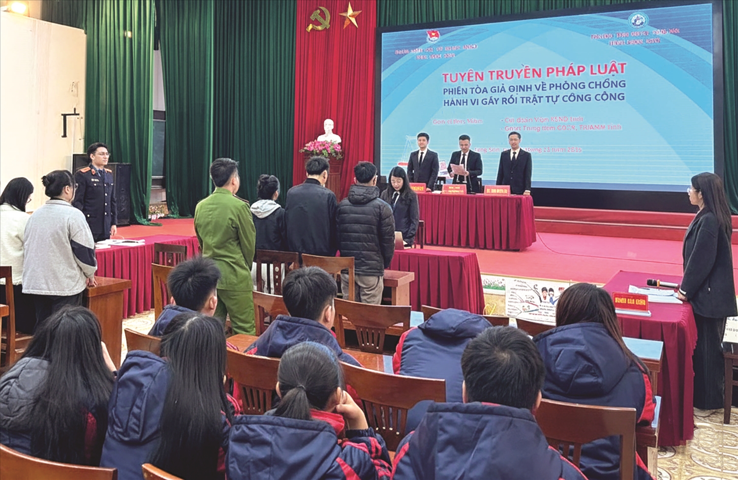 Phiên tòa giả định giúp các em học sinh hiểu rõ ranh giới giữa sự bốc đồng, nông nổi của tuổi trẻ với hành vi vi phạm pháp luật