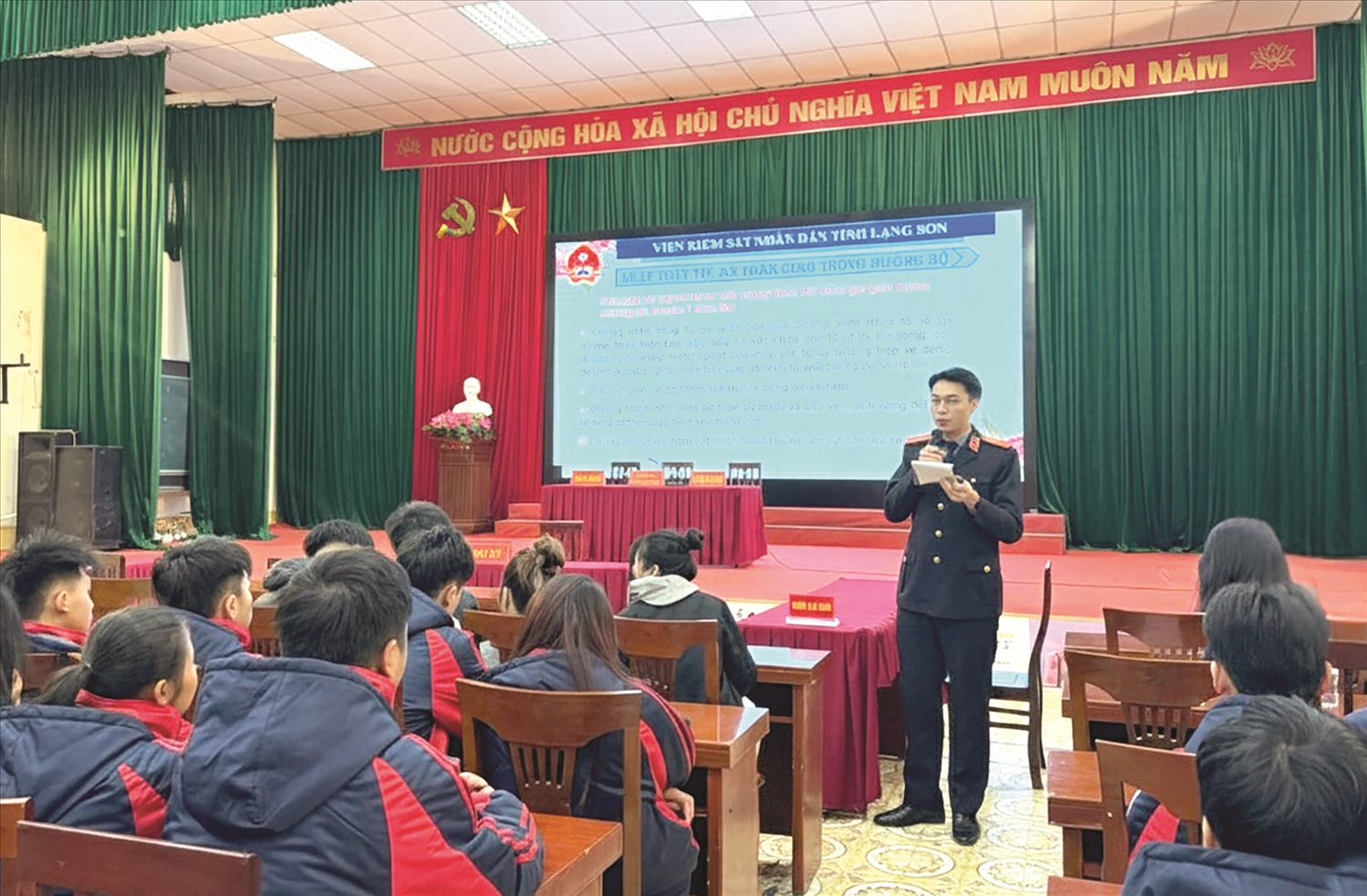 Cán bộ Viện Kiểm sát Nhân dân tỉnh Lạng Sơn giao lưu hỏi đáp sôi nổi, giúp các em học sinh củng cố kiến thức pháp luật