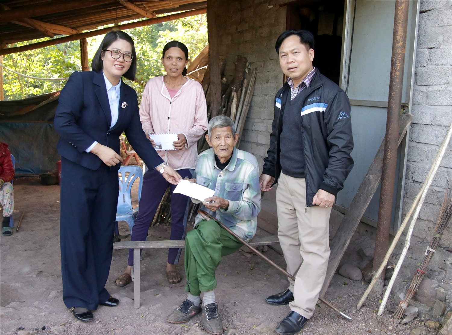 Ông Hoàng Văn Chiều, Phó Giám đốc Sở Nông nghiệp và Môi trường tỉnh Lạng Sơn, cùng lãnh đạo xã Châu Sơn tặng quà cho hộ nghèo trên địa bàn xã