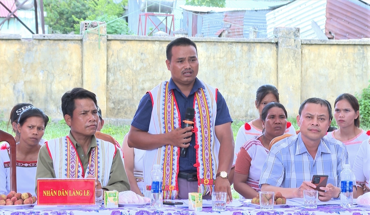 Theo ông A Thái (đứng giữa) – Bí thư Chi bộ kiêm Trưởng thôn làng Le, xã Mô Rai (Quảng Ngãi): Việc em Y Dấp được tuyên dương năm 2022 đã tạo sức lan tỏa mạnh mẽ phong trào học tập trong cộng đồng người Rơ Măm