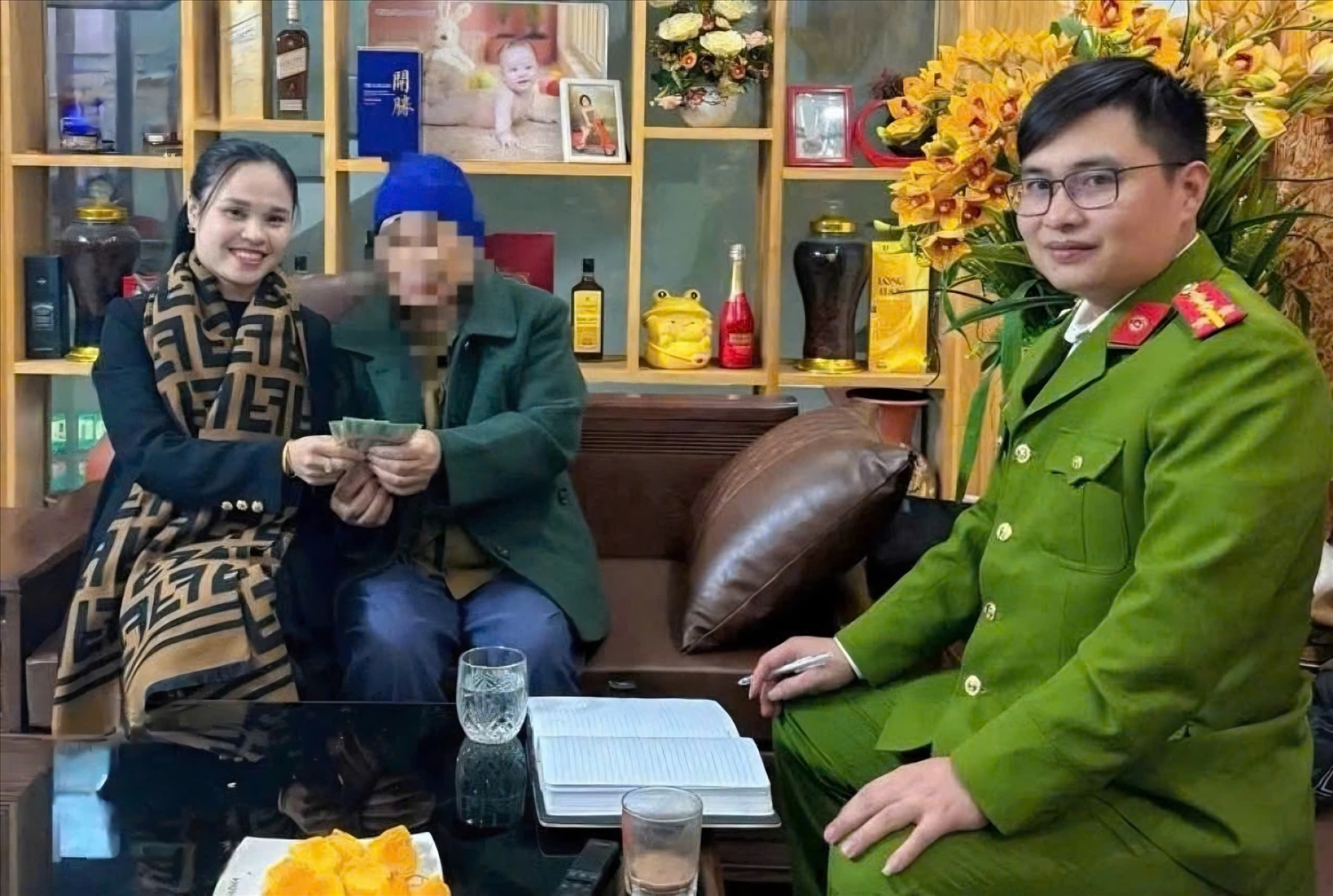 Bà H. cảm ơn chị Thu và Công an xã Yết Kiêu, TP. Hải Phòng. Ảnh: VOV