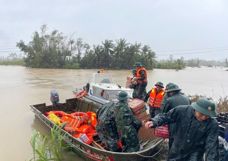 Công tác cứu hộ, cứu nạn được triển khai khẩn cấp ở các địa bàn ngập lụt. (Ảnh: Báo Đắk Lắk)