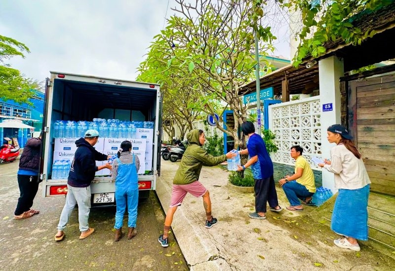 Người dân và du khách quốc tế ở Hội An thức đêm gom hơn 5 tấn hàng gửi khẩn cấp vào vùng lũ Đắk Lắk. Ảnh: Trường An 