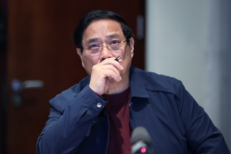 Kết luận cuộc họp khẩn trực tuyến lúc 2h sáng từ Nam Phi, Thủ tướng Phạm Minh Chính nhấn mạnh, ""nhân dân cần nhất chúng ta trong những lúc khó khăn", các chủ thể liên quan phải đặt mình vào địa vị người dân để khắc phục hậu quả thiên tai nhanh nhất, hiệu quả nhất, với tinh thần tập trung cao nhất cho con người - Ảnh: VGP/Nhật Bắc