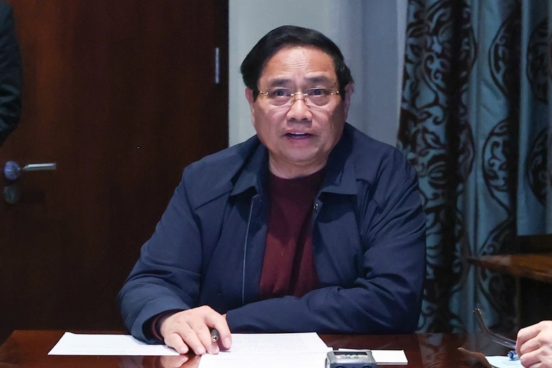 Thủ tướng Phạm Minh Chính chủ trì cuộc họp khẩn trực tuyến với các bộ, ngành, cơ quan, địa phương qua các điểm cầu trong nước về tình hình mưa lũ và tiếp tục ứng phó, khắc phục hậu quả thiên tai tại các tỉnh miền Trung - Ảnh: VGP/Nhật Bắc