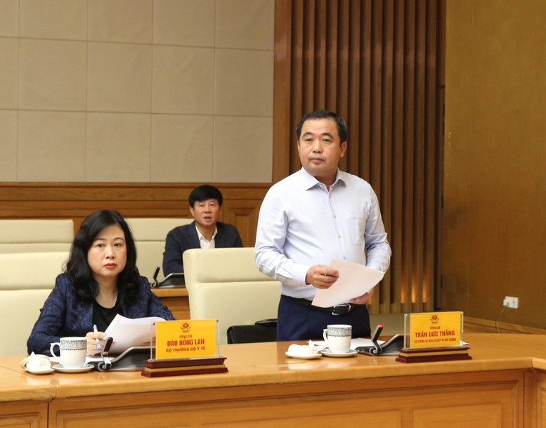 Bộ trưởng Bộ Nông nghiệp và Môi trường Trần Đức Thắng báo cáo về tình hình mưa lũ và thiệt hại - Ảnh: VGP/Nguyễn Hoàng