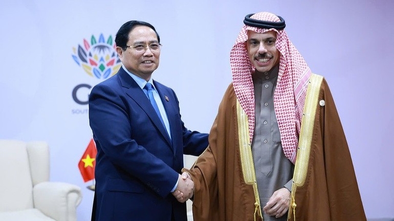 Thủ tướng Phạm Minh Chính và Bộ trưởng Ngoại giao Saudi Arabia, Hoàng thân Faisal Bin Farhan Al Saud. ( Ảnh: VGP/Nhật Bắc)