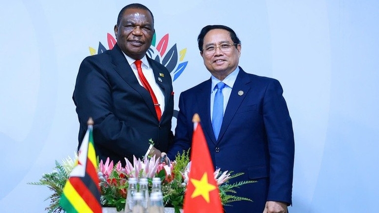 Thủ tướng Phạm Minh Chính và Phó Tổng thống Zimbabwe Constantino Chiwenga. (Ảnh: VGP/Nhật Bắc)