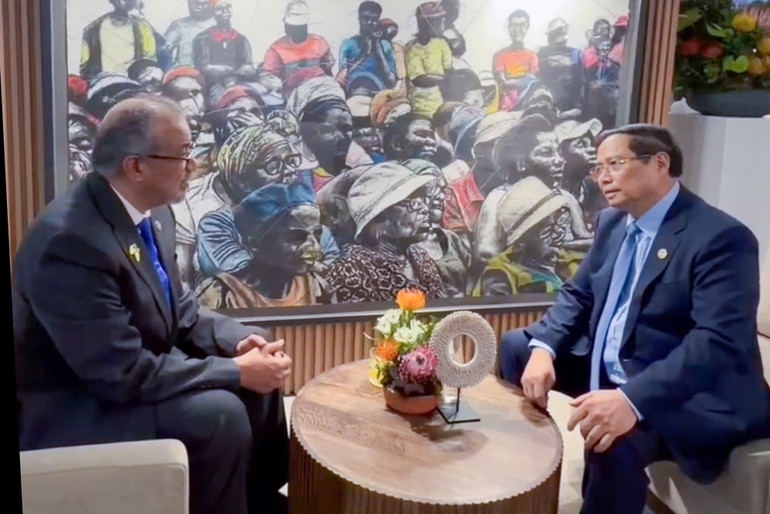 Thủ tướng Phạm Minh Chính và Tổng Giám đốc Tổ chức Y tế Thế giới (WHO) Tedros Adhanom Ghebreyesus. (Ảnh: VGP)