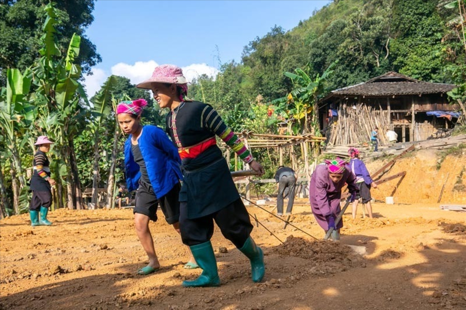 Đời sống còn khó khăn, người trẻ phải dành phần lớn thời gian cho mưu sinh nên không có nhiều điều kiện để học hỏi và thực hành các giá trị văn hóa của dân tộc Lô Lô.