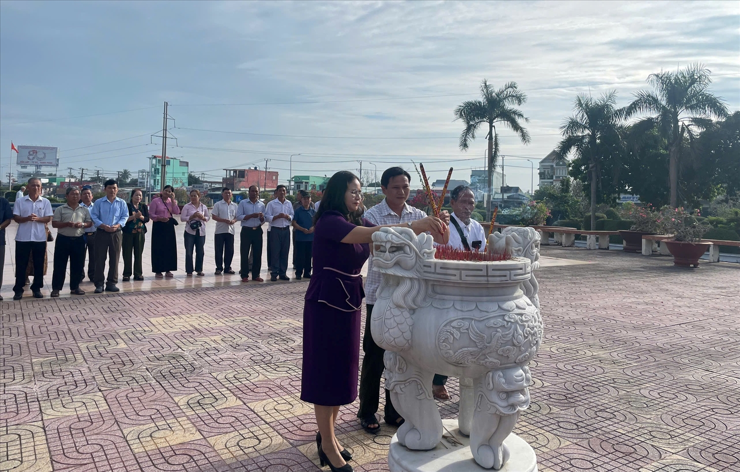 Đoàn đại biểu Người có uy tín tỉnh Đắk Lắk dâng hương Công viên tượng đài “Long An Trung dũng kiên cường, toàn dân đánh giặc”