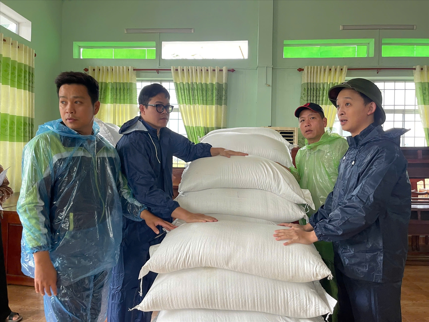 Gạo cứu trợ được đưa đến các địa phương bị lũ lụt