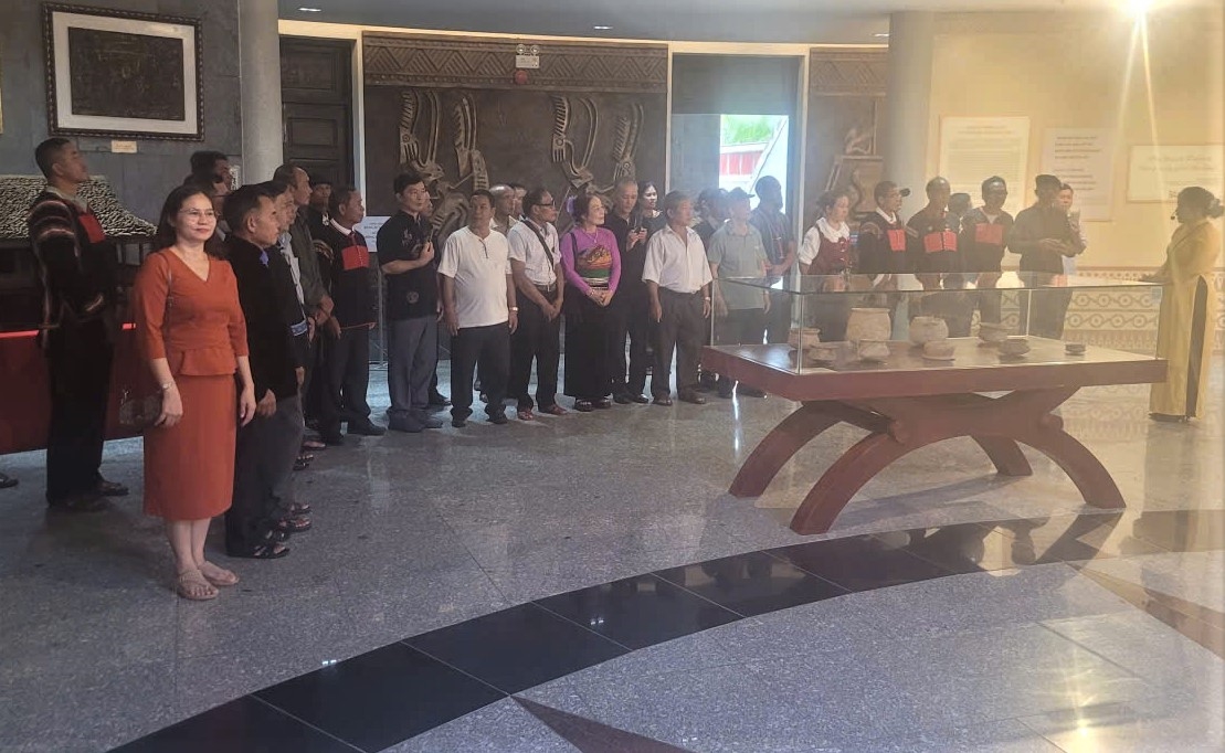 Người có uy tín tỉnh Đắk Lắk tham quan Dinh Độc lập tại TP. Hồ Chí Minh