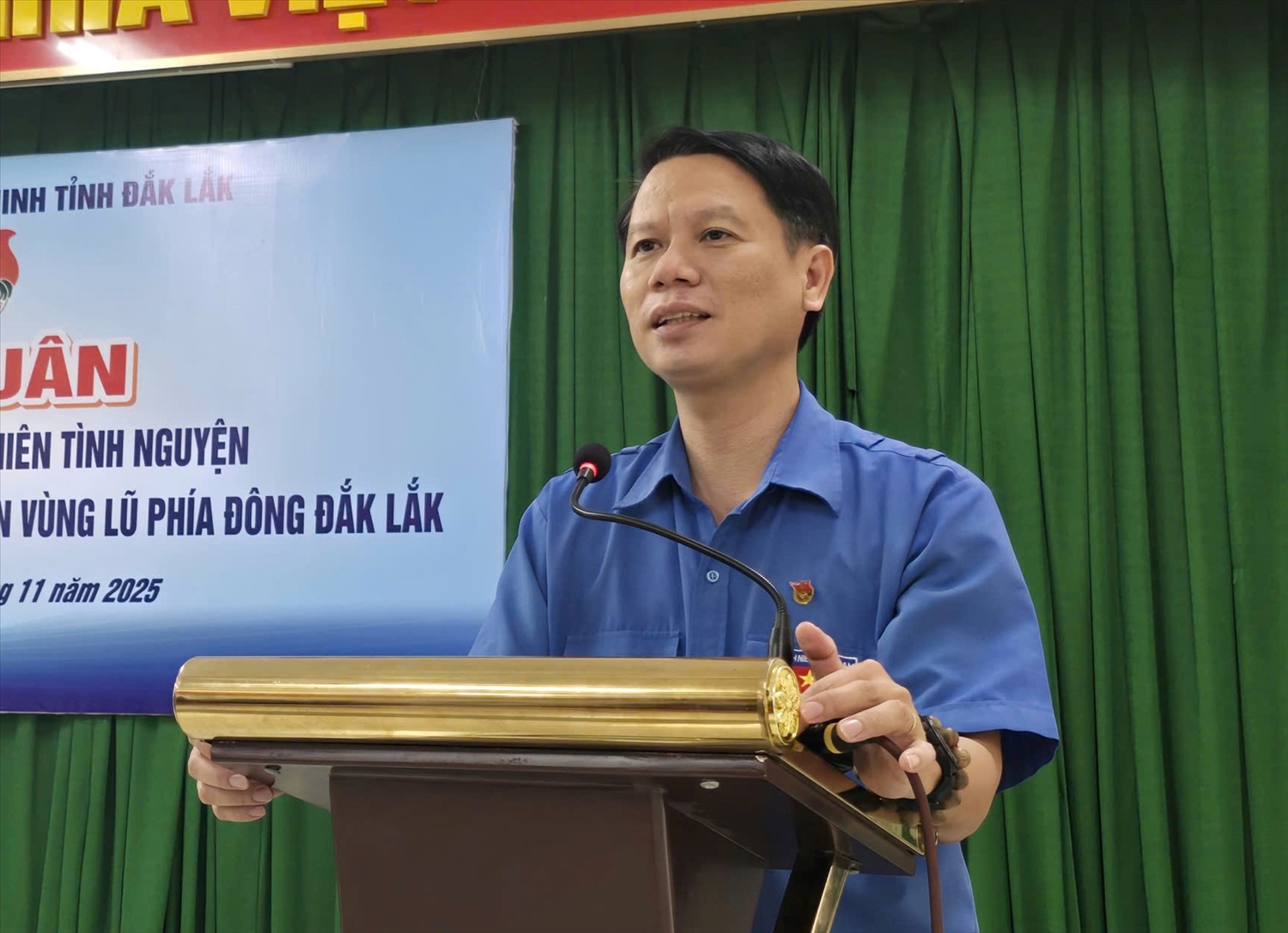 Phó Chủ tịch Ủy ban MTTQ Việt Nam tỉnh Đắk Lắk, Bí thư Tỉnh đoàn Lương Minh Tùng phát biểu tại lễ ra quân