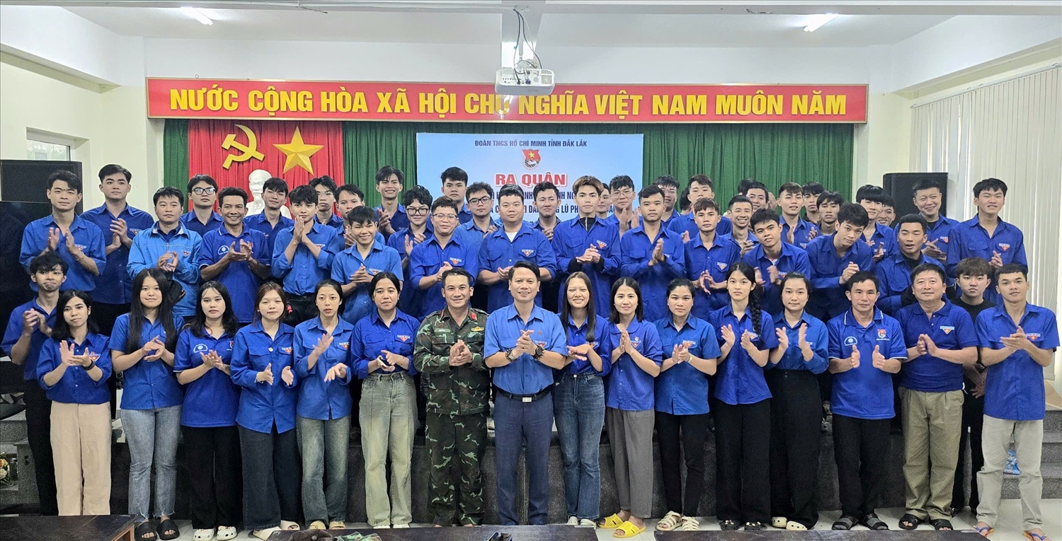 Các đội hình thanh niên tình nguyện xuất quân làm nhiệm vụ