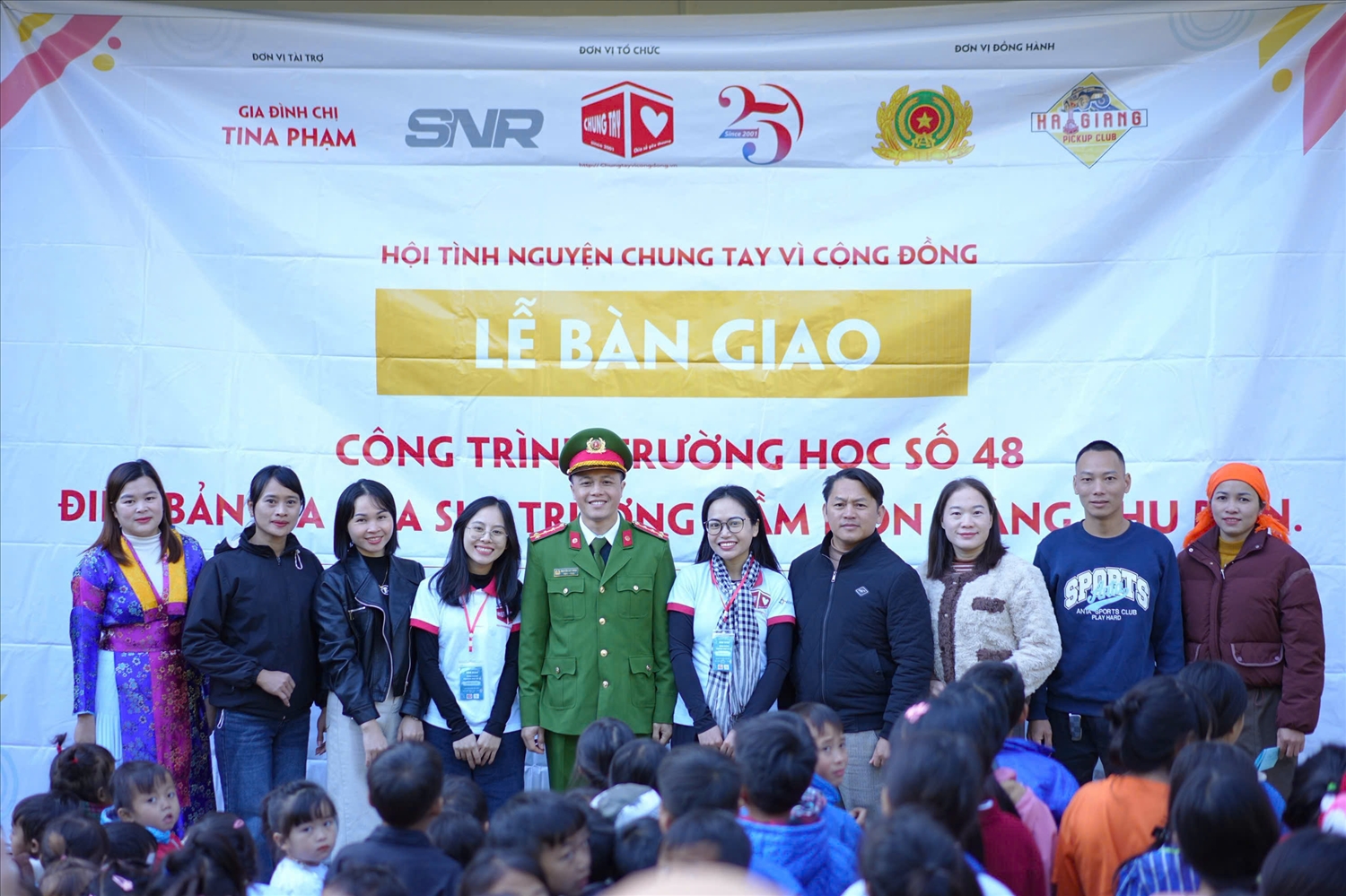 Các đại biểu và nhà tài trợ chụp ảnh cùng cô trò tại lễ bàn giao điểm trường Mầm non Tìa Cua Si