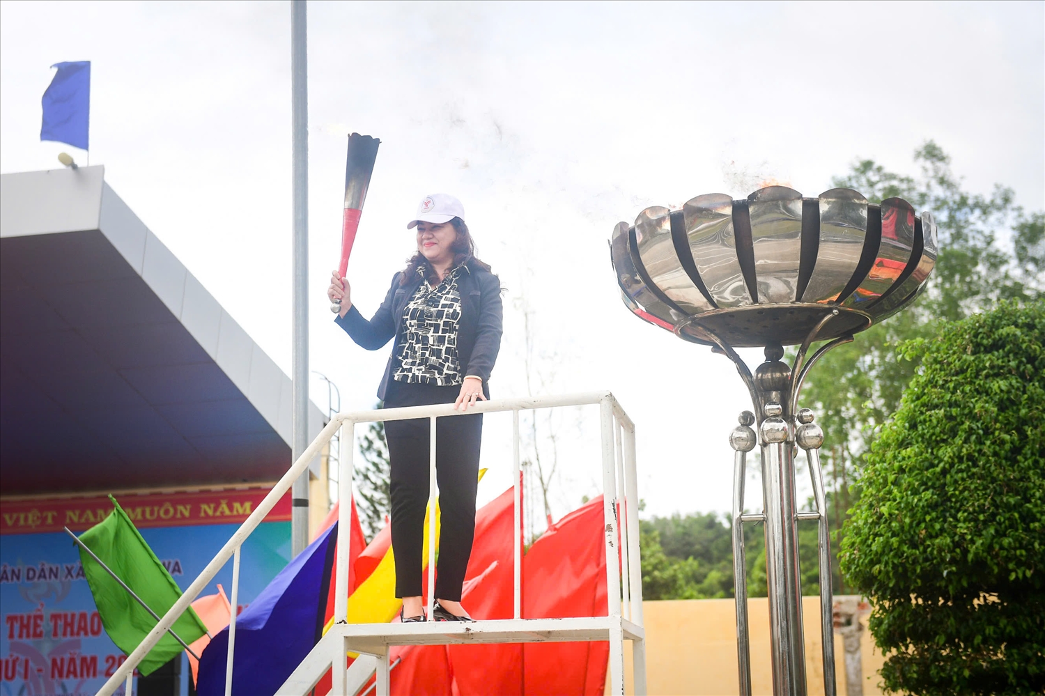 Bà Y Hồng Hà, Bí thư Đảng ủy xã Đăk Rơ Wa thắp đuốc khai mạc Đại hội Thể dục thể thao. (Ảnh: Ngọc Chí) 