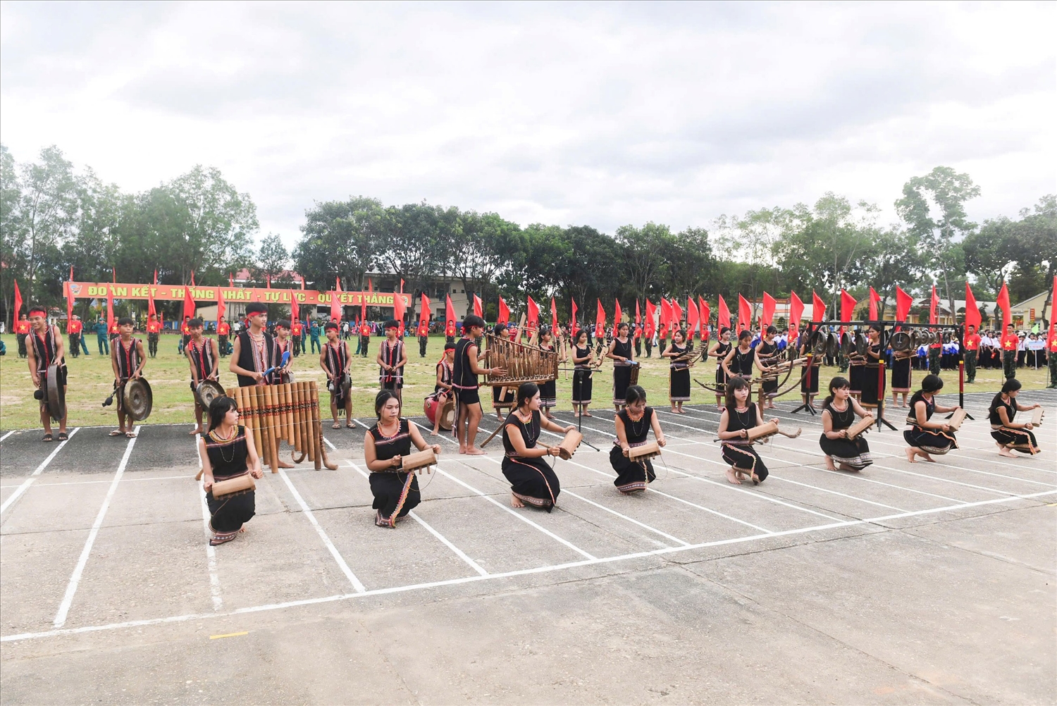 Các nghệ nhân trình diễn nhạc cụ dân tộc chào mừng khai mạc Đại hội Thể dục thể thao xã Đăk Rơ Wa lần thứ I năm 2025. (Ảnh: Ngọc Chí)       