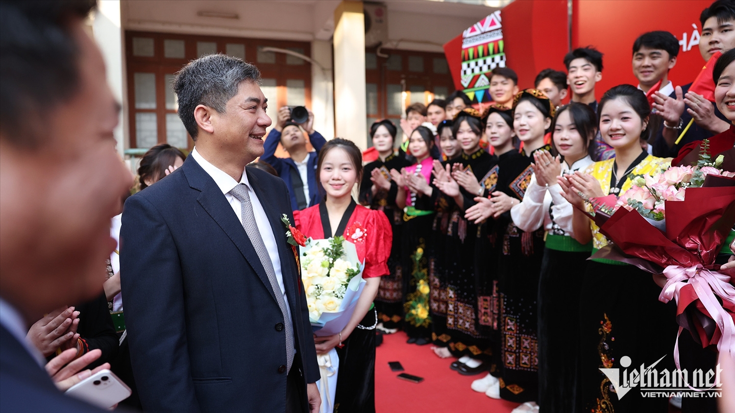 Thứ trưởng Bộ Dân tộc và Tôn giáo Y Vinh Tơr trò chuyện, chúc mừng các em học sinh trường Dự bị Đại học Dân tộc Trung ương. Ảnh: Đức Hoàng